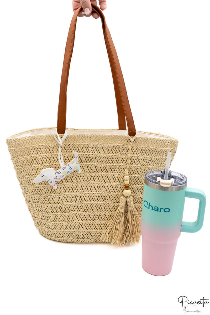 Capazo de rafia con borla decorativa y botella térmica personalizada Charo en degradado.