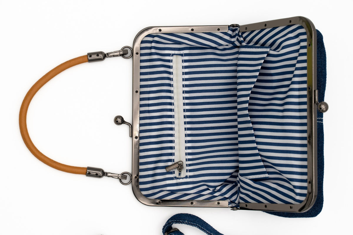 Intérieur du sac avec doublure à rayures blanches et bleues et poche intérieure zippée
