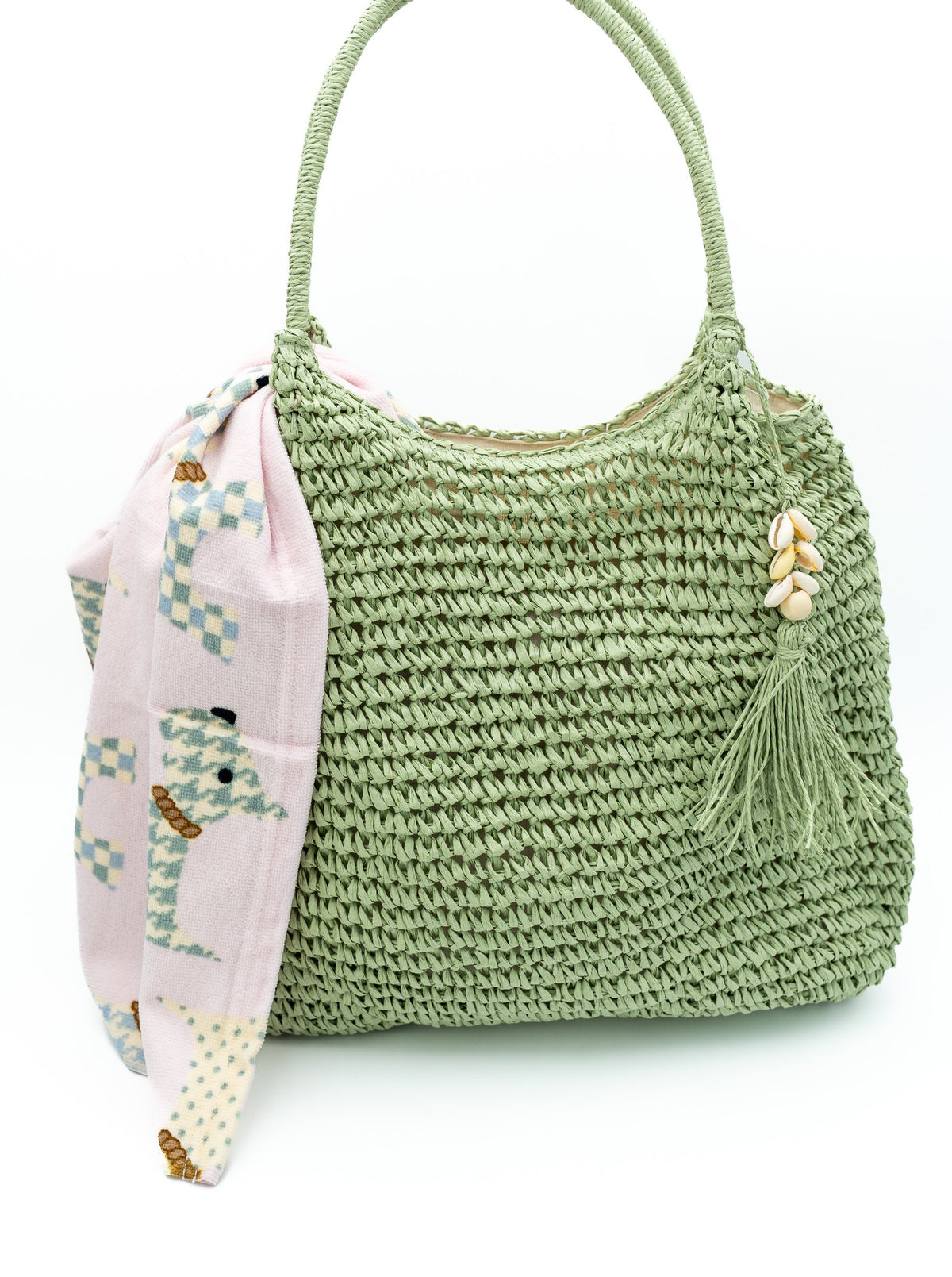Sac hobo tressé vert olive avec pompon de coquillages et foulard géométrique rose