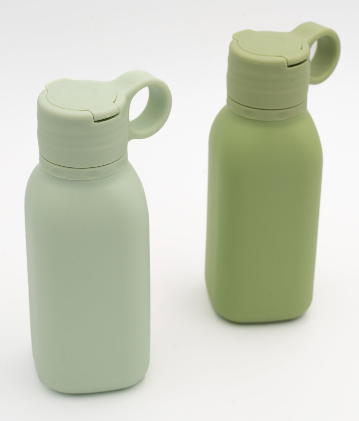 Deux gourdes vertes avec bouchons fermés