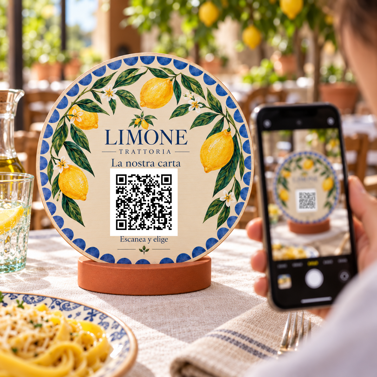 Simulation de Pancarte de menu avec QR méditerranéen et socle · mise en situation