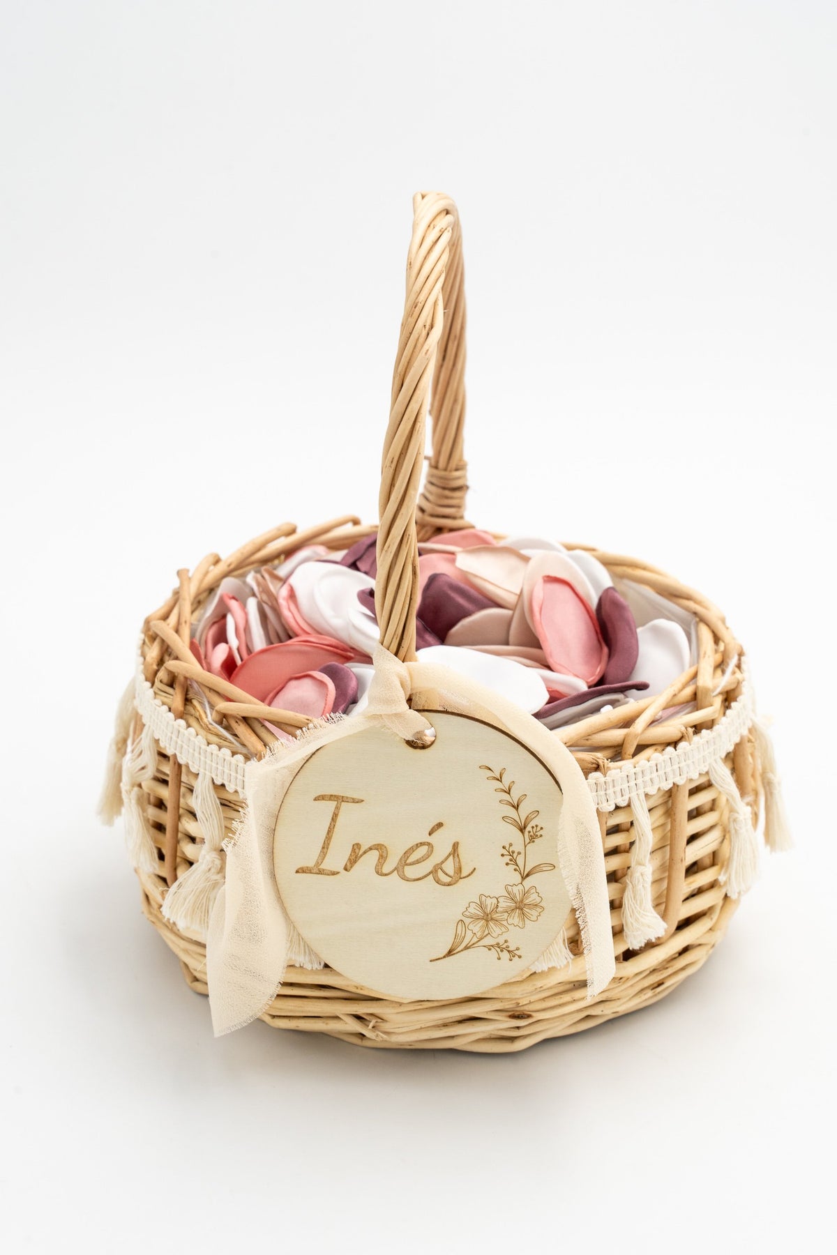 Panier à fleurs en rotin avec pompons blancs et pétales en tissu roses et blancs