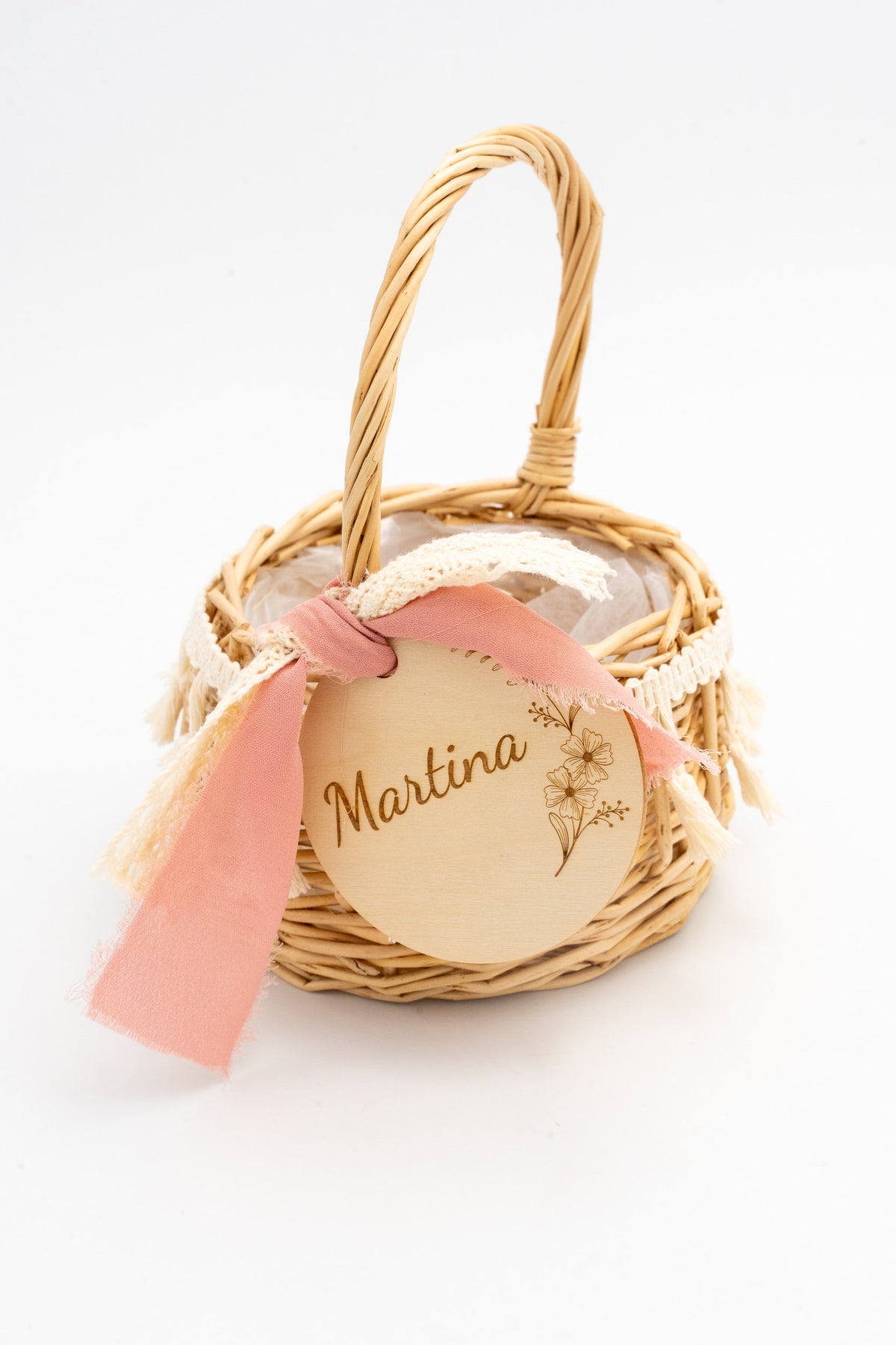 Panier en rotin avec anse naturelle, dentelle et cercle gravé du prénom Martina