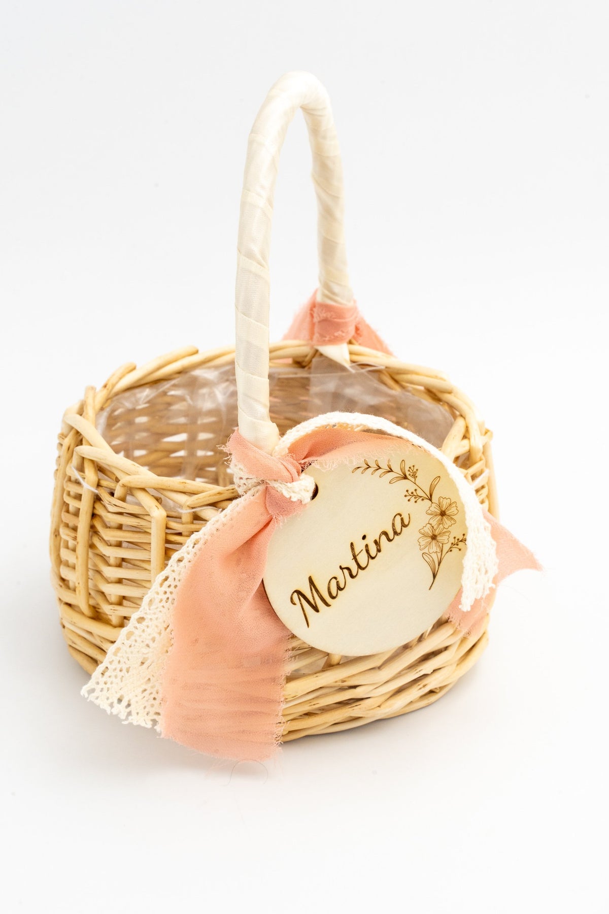 Panier en rotin avec anse gainée, nœud pêche et le prénom Martina
