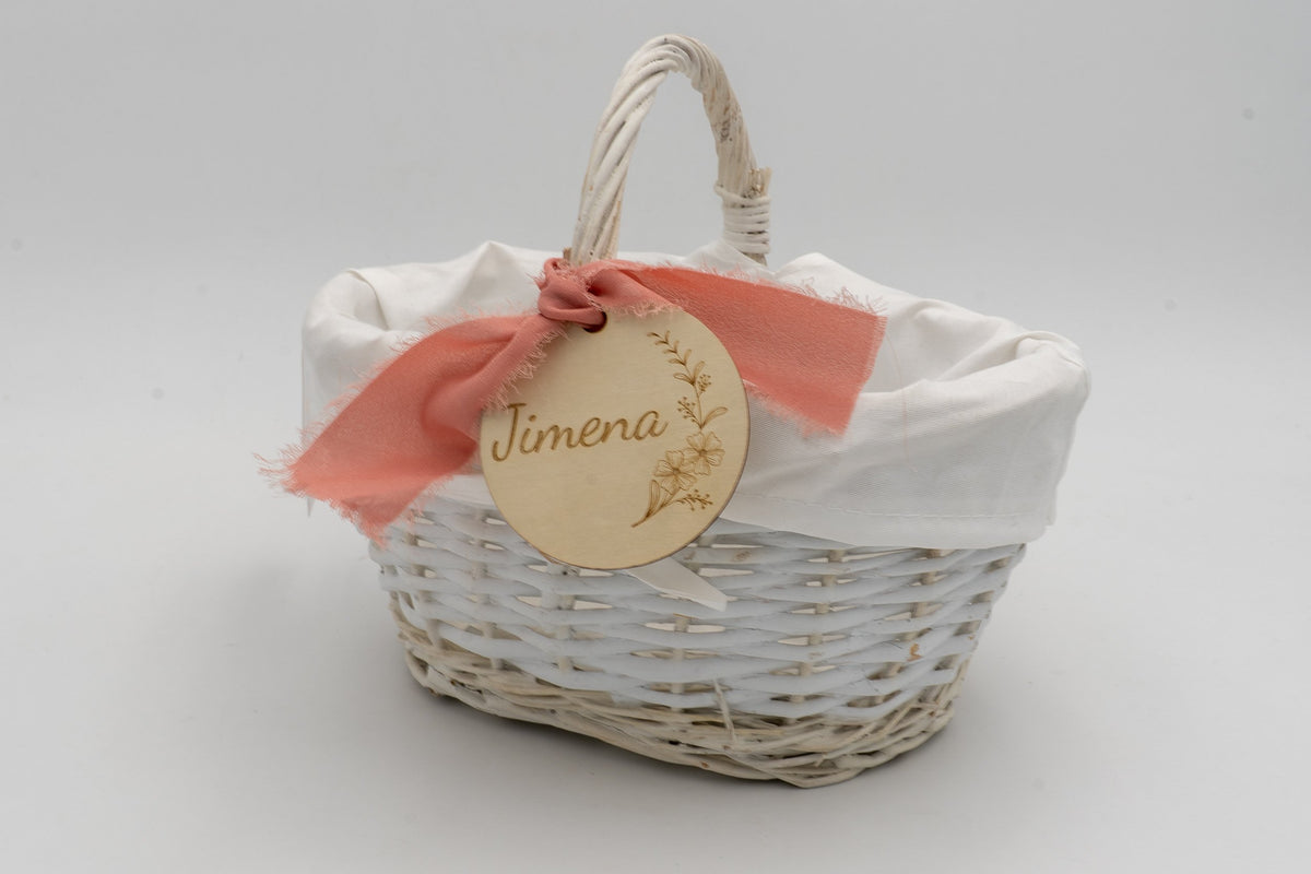 Panier blanc avec doublure blanche, nœud corail et le prénom Jimena