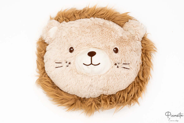 Coussin lion avec crinière en poils longs marron et visage en peluche beige à motif ajouré