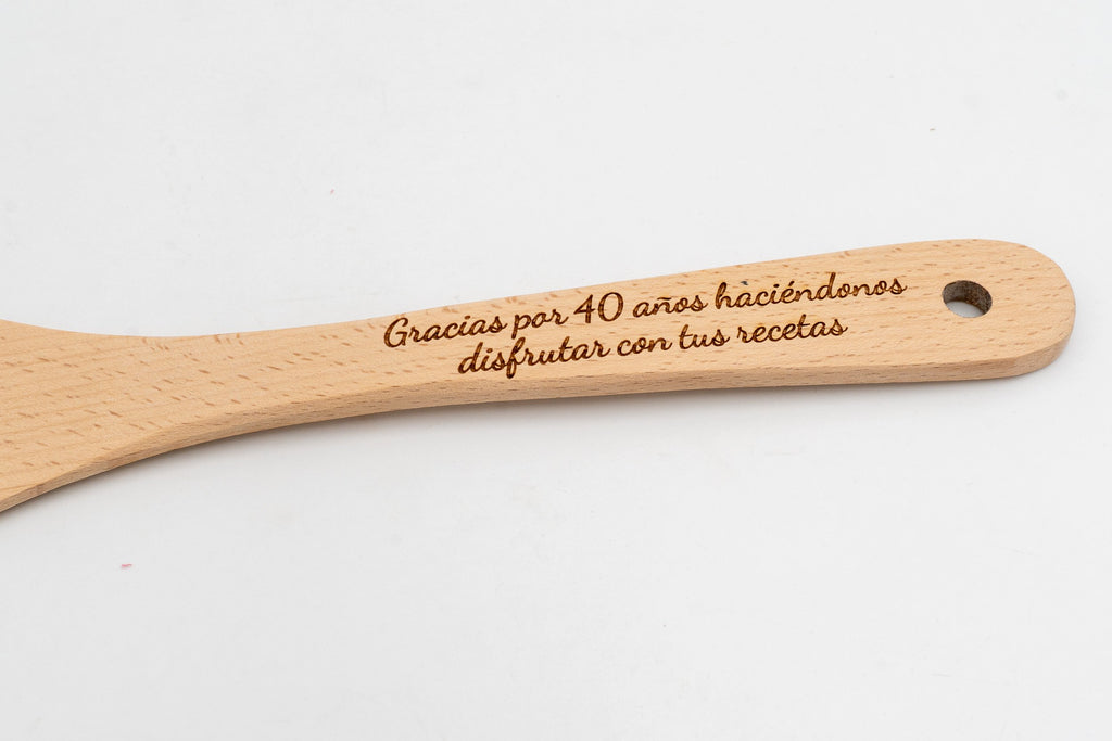 Mango de madera clara con frase de agradecimiento por 40 años grabada a láser.