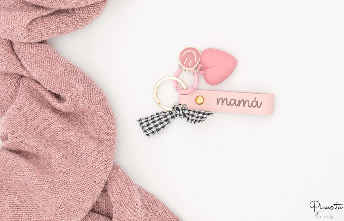 Llavero de polipiel rosa con grabado láser mamá, corazón de silicona y lazo de cuadros vichy.