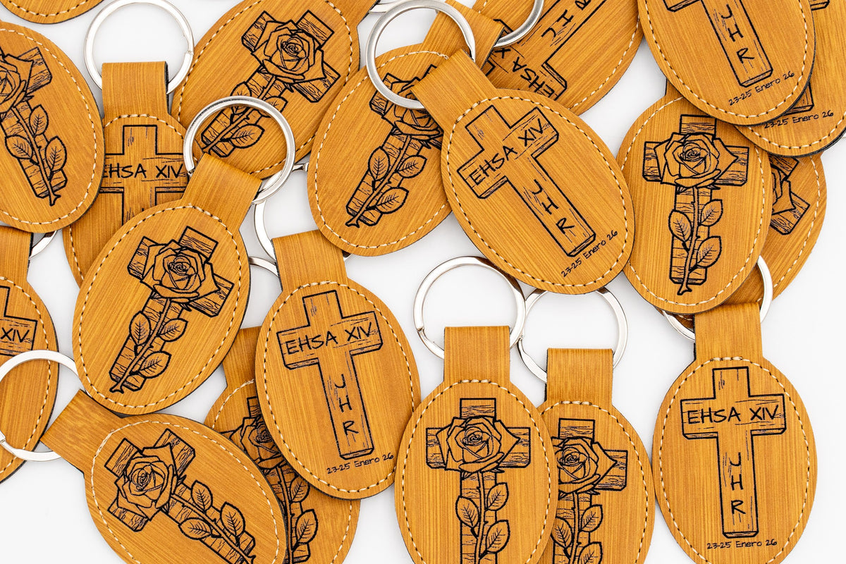 Groupe de porte-clés ovales aspect bois avec croix et motifs religieux foncés.