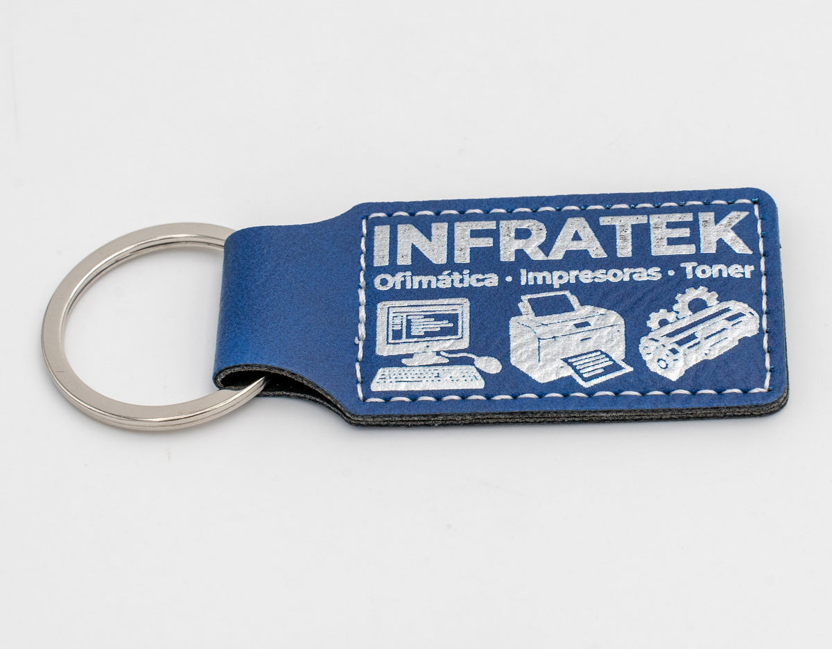 Porte-clé rectangulaire bleu avec logo clair et motifs de bureau.