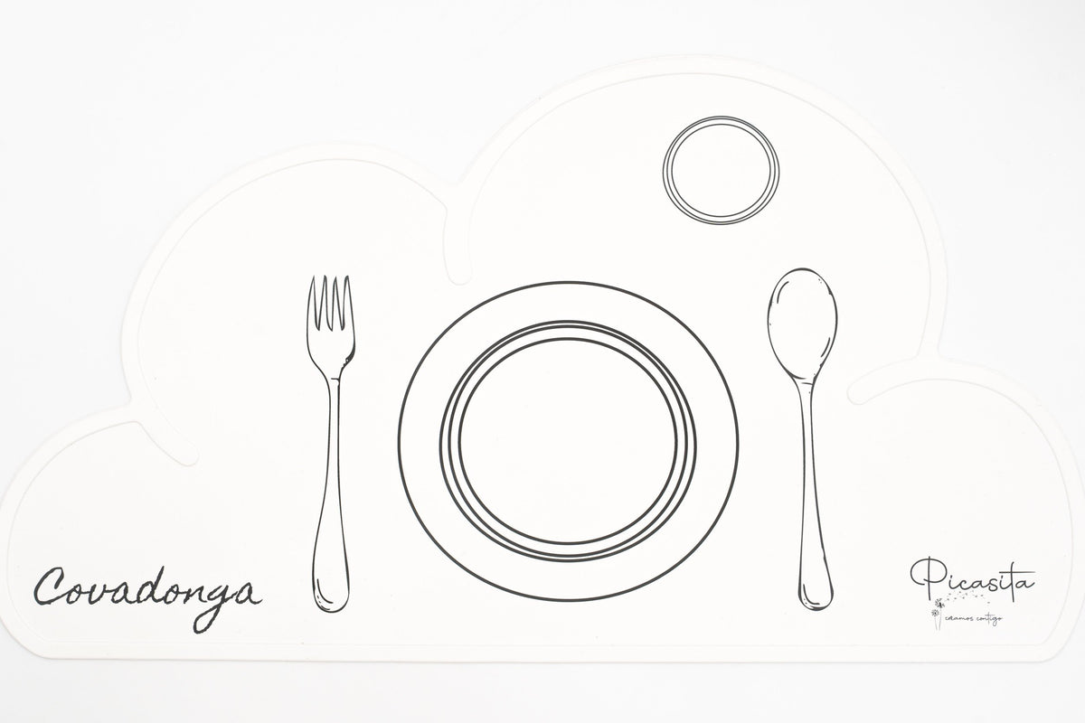 Set de table nuage blanc avec le prénom Covadonga et un service de table dessiné