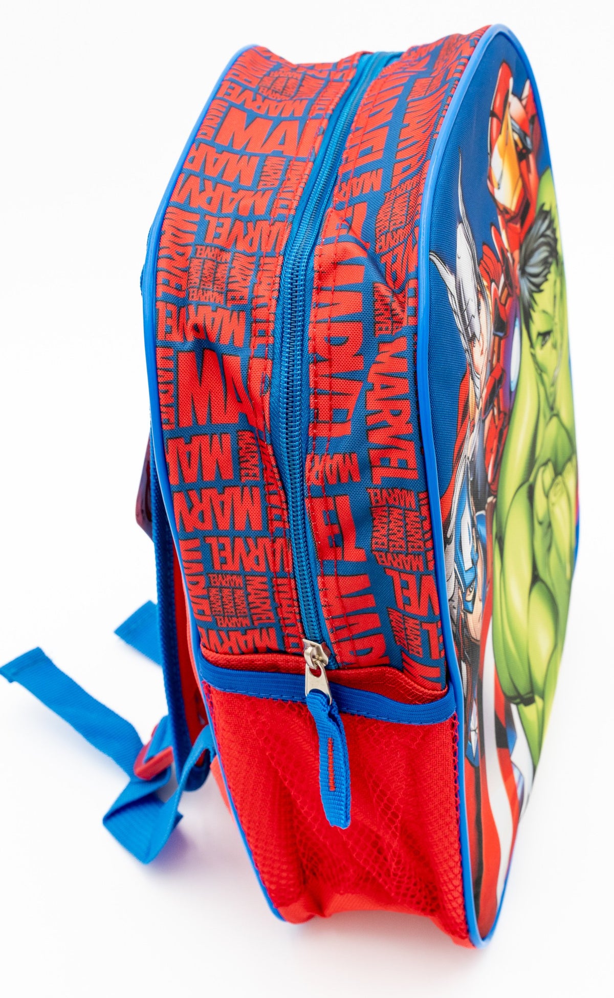 Lateral de mochila infantil con estampado rojo del logo de Marvel y bolsillo de malla.