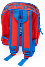 Dos rouge d’un sac à dos scolaire avec bretelles bleues réglables et poignée supérieure