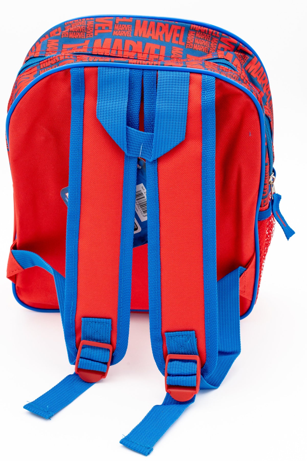 Dos rouge d’un sac à dos scolaire avec bretelles bleues réglables et poignée supérieure