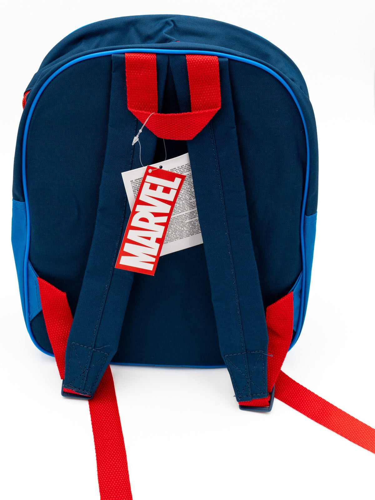 Parte trasera de mochila azul oscuro con etiqueta oficial de Marvel y correas rojas.