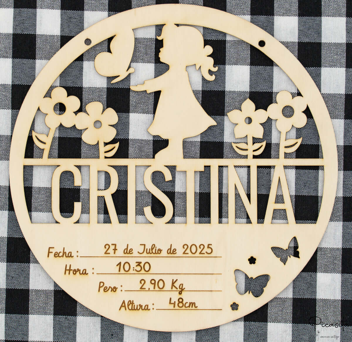 natalicio_nina_en_madera_circular