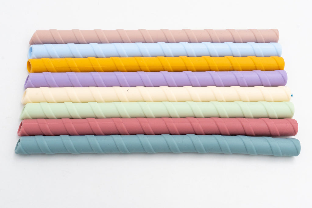 Pailles courtes en silicone à texture spiralée dans des couleurs pastel