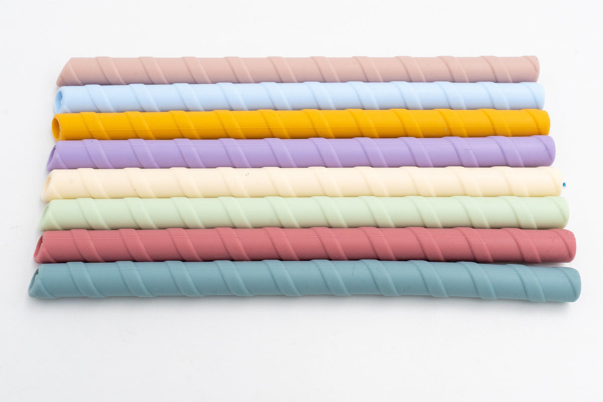Pailles courtes en silicone à texture spiralée dans des couleurs pastel