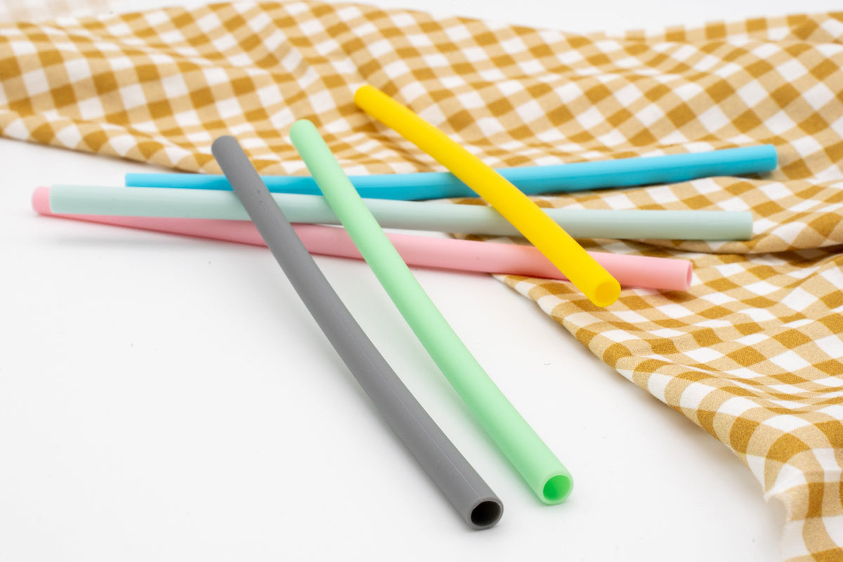 Détail de pailles droites en silicone de plusieurs couleurs