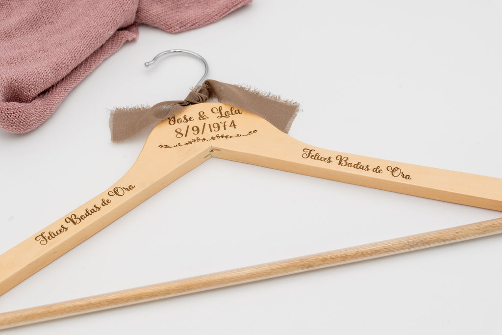 Cintre en bois avec les prénoms José et Lola et «Felices Bodas de Oro» gravés, avec un nœud marron