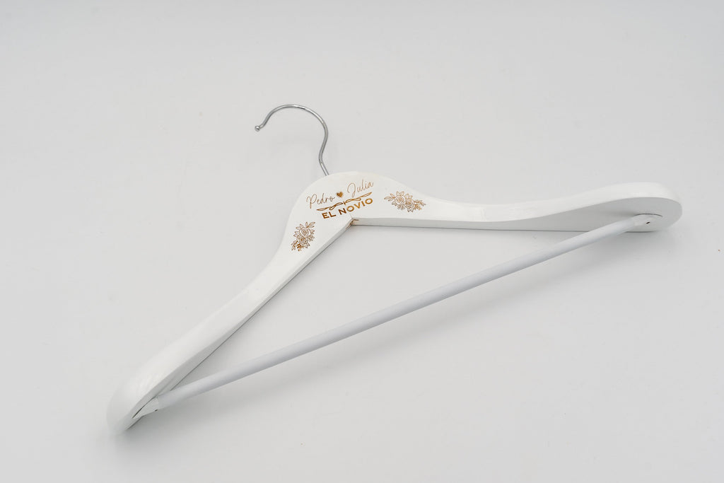 Cintre blanc Adulte avec une petite gravure florale au centre