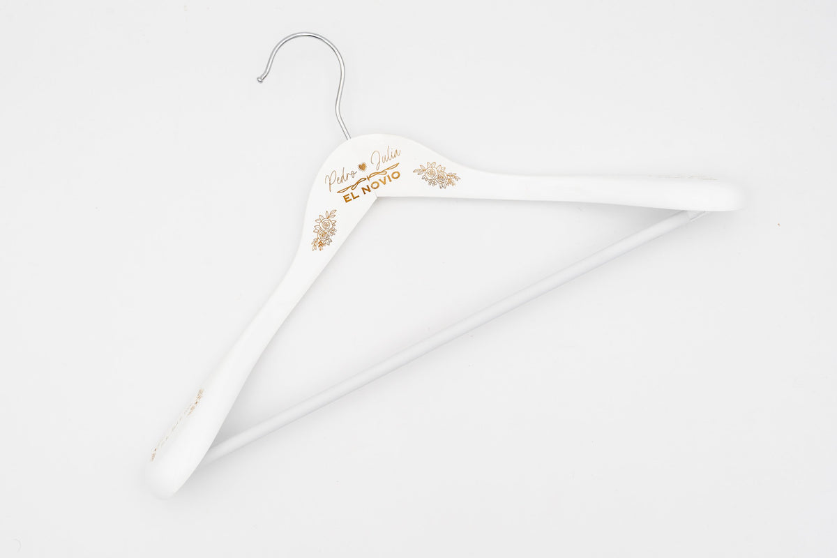 Cintre blanc pour le marié avec une gravure florale au centre