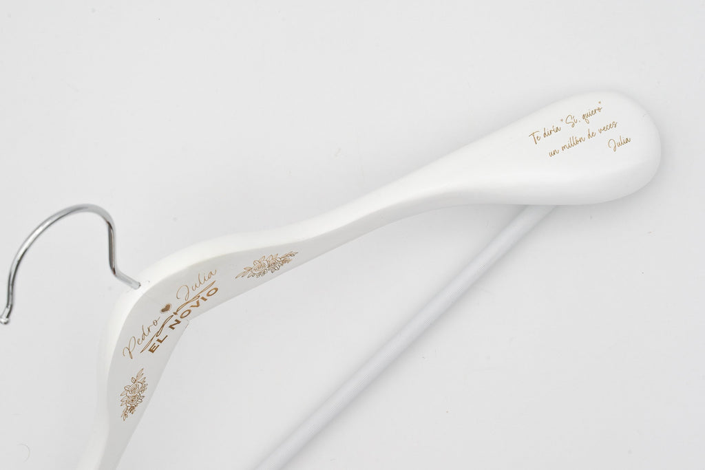 Cintre Hombro Ancho blanc avec une phrase gravée sur l'épaule