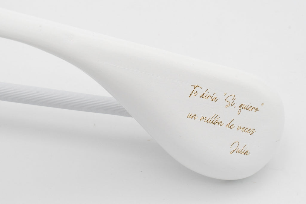 Épaule d'un cintre Hombro Ancho avec la phrase «Te diría sí quiero un millón de veces, Julia» gravée