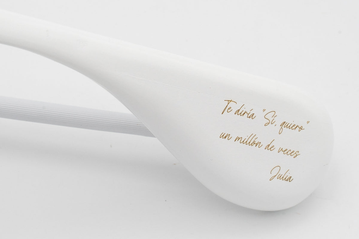 Épaule d'un cintre Hombro Ancho avec la phrase «Te diría sí quiero un millón de veces, Julia» gravée