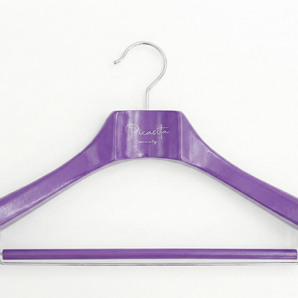 Cintres colorés pour boutique