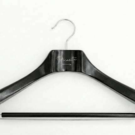 Cintres colorés pour boutique