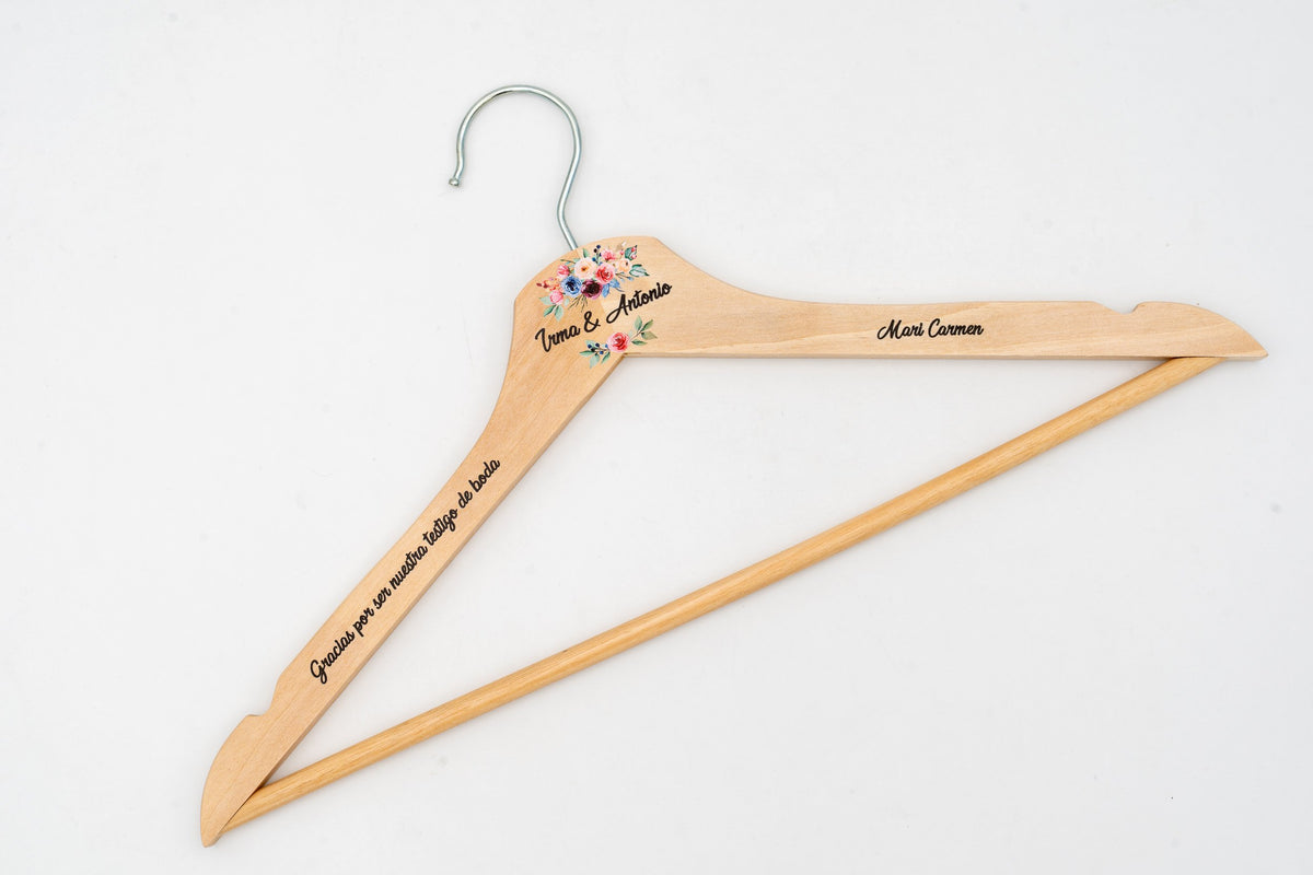 Cintre en bois clair personnalisé avec prénoms et fleurs, vue complète.