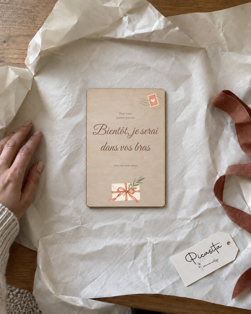 Aperçu simulé : Lettre de bébé  sur Contreplaqué, 10 × 15 cm, sans échographie. Mise en scène cadeau.