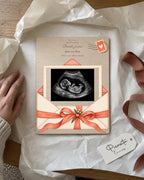 Aperçu simulé : Lettre de bébé  sur Contreplaqué, 15 × 20 cm, avec échographie synthétique illustrative. Mise en scène cadeau.