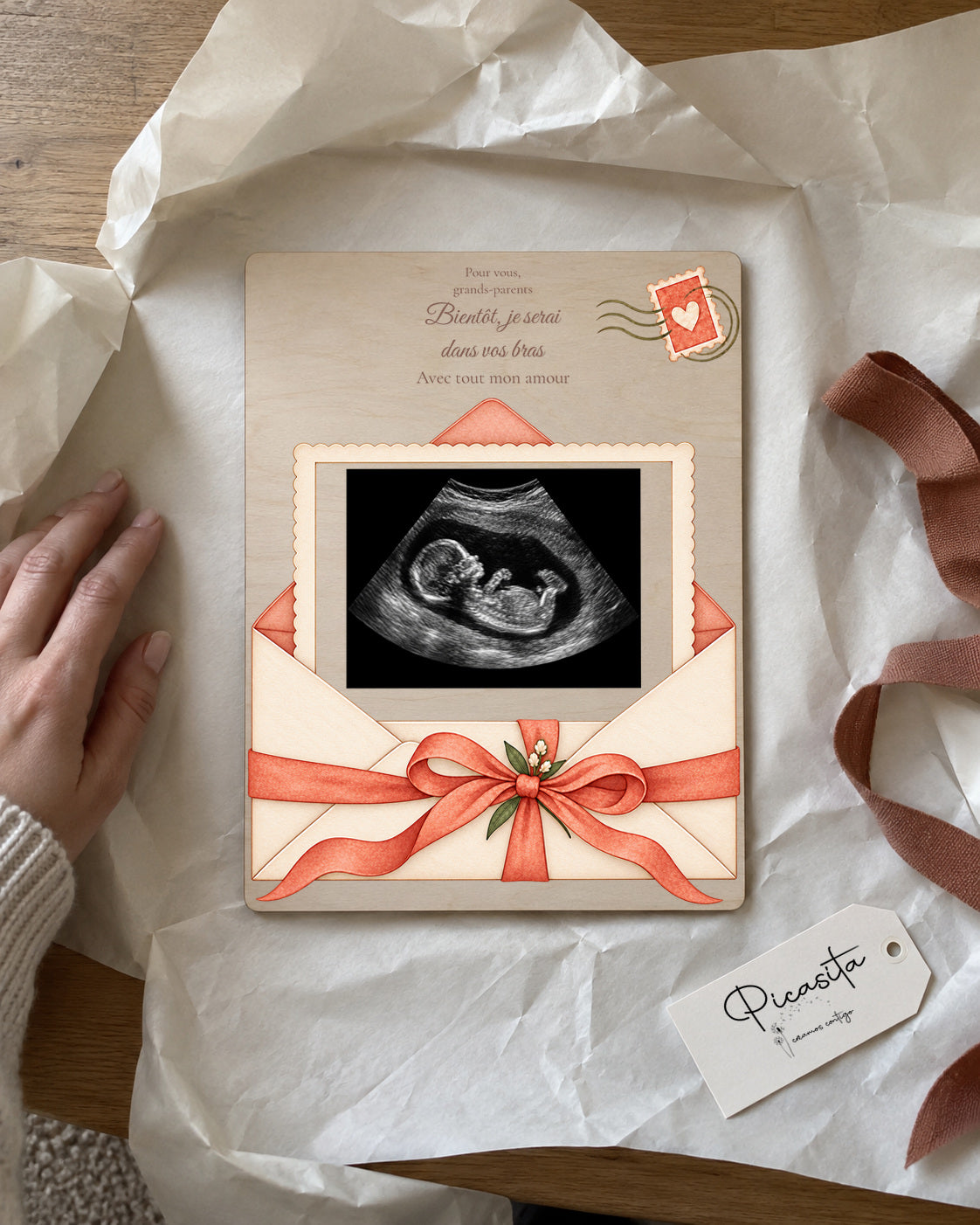 Aperçu simulé : Lettre de bébé  sur Contreplaqué, 15 × 20 cm, avec échographie synthétique illustrative. Mise en scène cadeau.