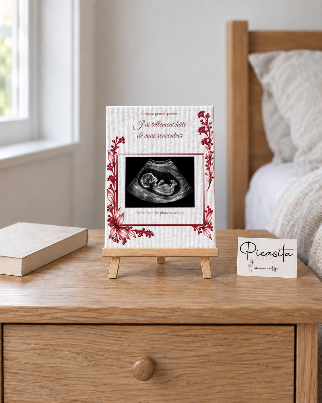 Aperçu simulé : Première photo  sur Toile, 15 × 20 cm, avec échographie synthétique illustrative. Présentation sur un chevalet de 20 cm posé sur une table.