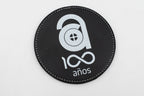Posavasos de cuero PU negro con impresión blanca de aniversario