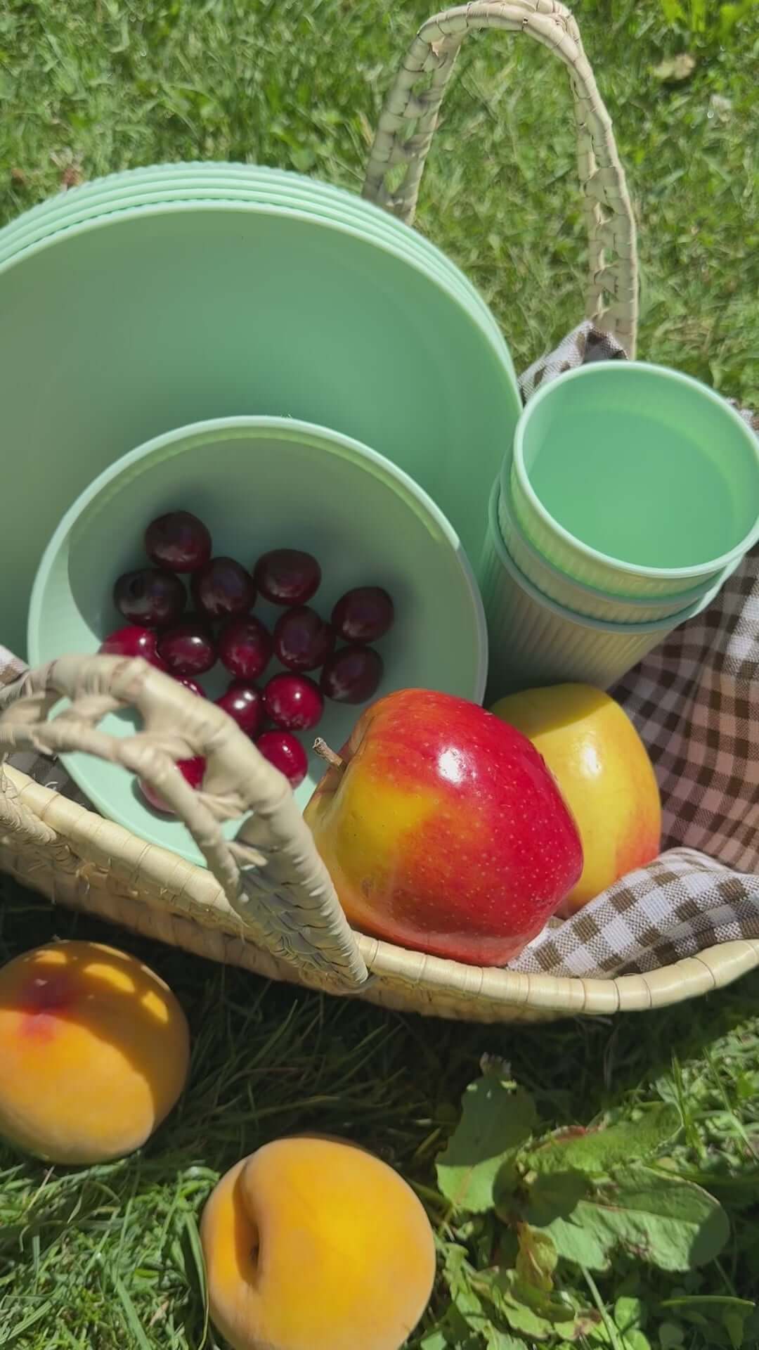 Panier de pique-nique pour sortir manger à la campagne
