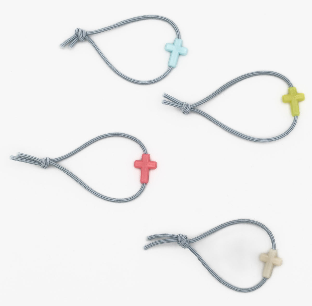 Quatre bracelets gris pour enfants avec perles en silicone en forme de croix de plusieurs couleurs