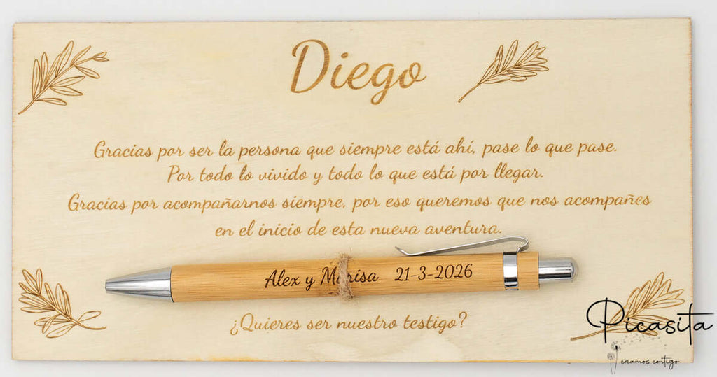 Soporte de madera para Diego con bolígrafo de bambú sujeto con cordel de yute.
