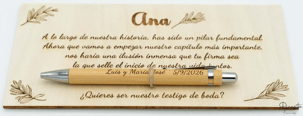 Detalle de placa de contrachapado personalizada con nombres y fecha en el bolígrafo.
