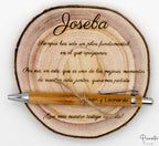 Tronco de madera circular con grabado láser para Joseba y bolígrafo de bambú.