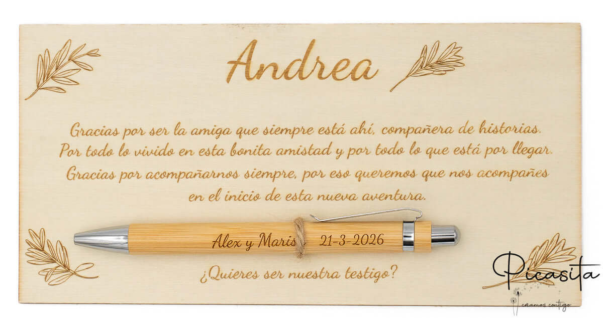 Grabado láser de alta precisión sobre madera clara para Andrea con bolígrafo.