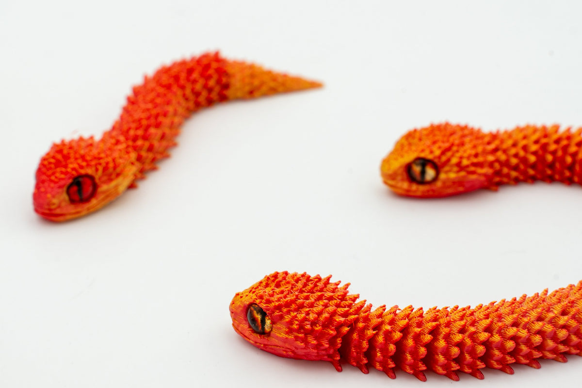 Serpents 3D articulés en dégradé orange et jaune en détail