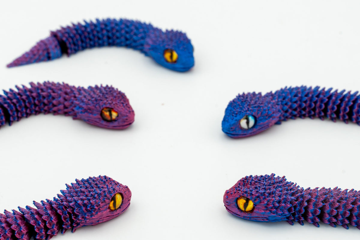 Serpents 3D articulés en dégradé bleu et violet vus de près
