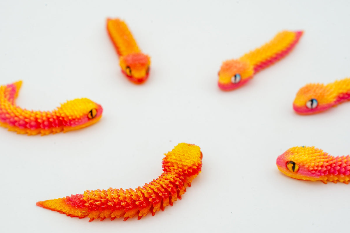 Serpents 3D articulés en dégradé rouge, orange et jaune