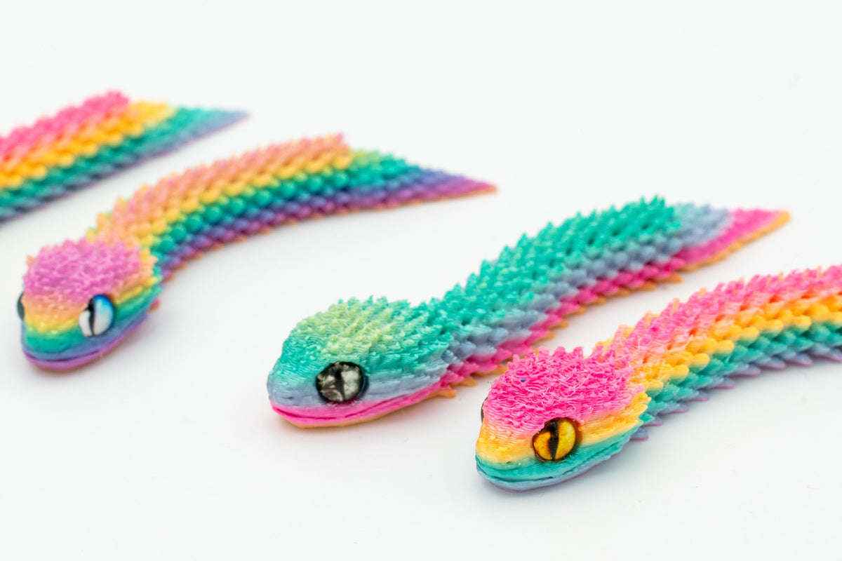 Serpents 3D articulés aux couleurs de l'arc-en-ciel vus de près
