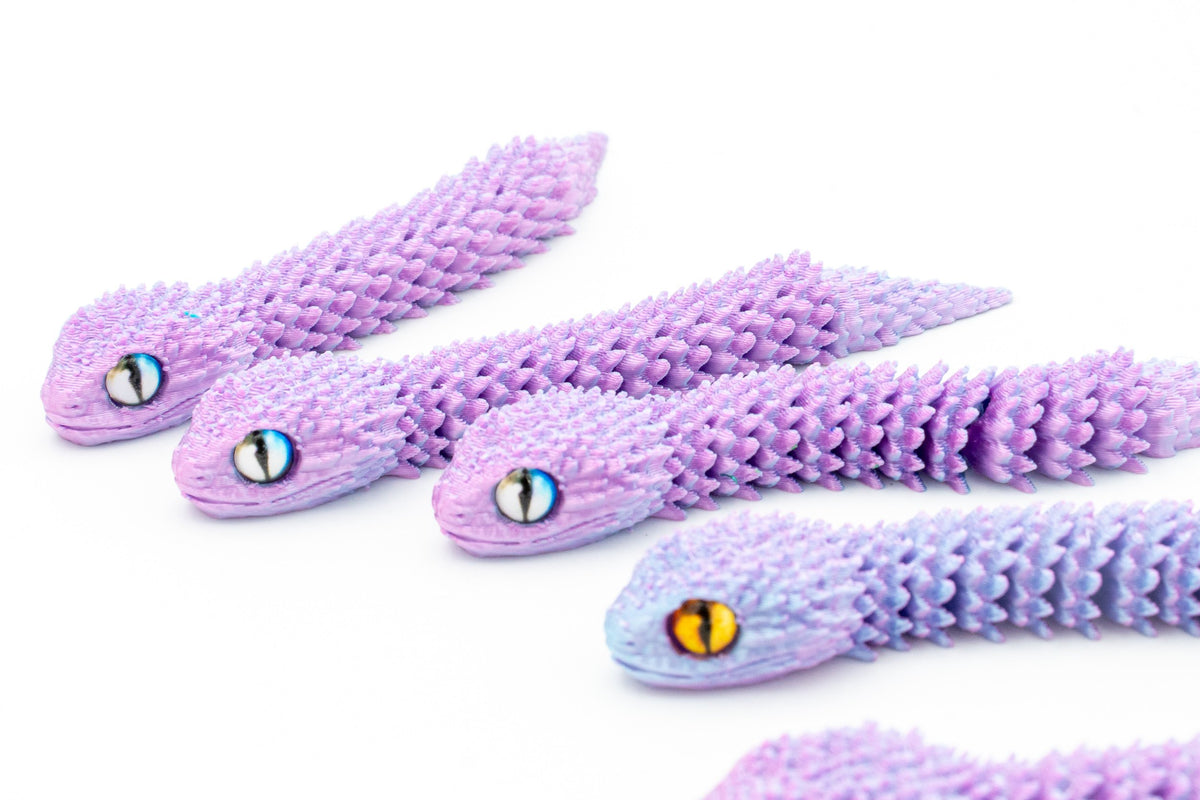 Serpents 3D articulés de couleur lilas en détail