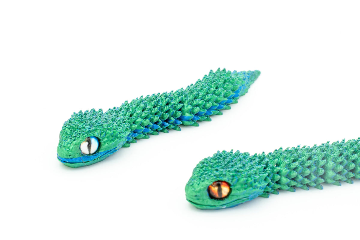 Serpents 3D articulés de couleur verte vus de près