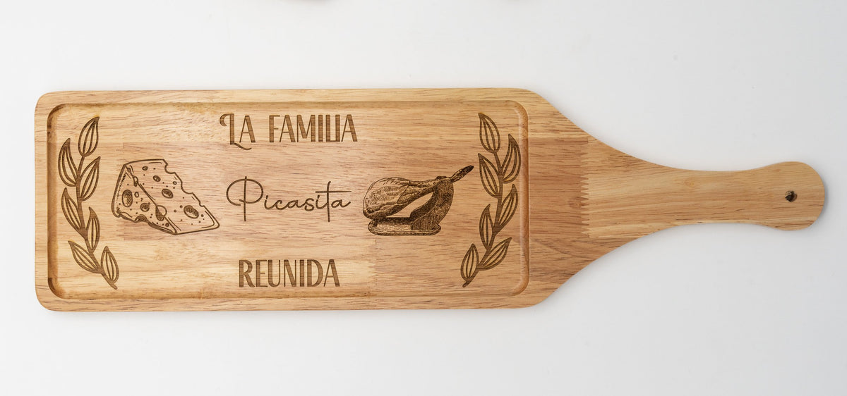 Vista completa de bandeja de madera de haya con mango y grabados decorativos.